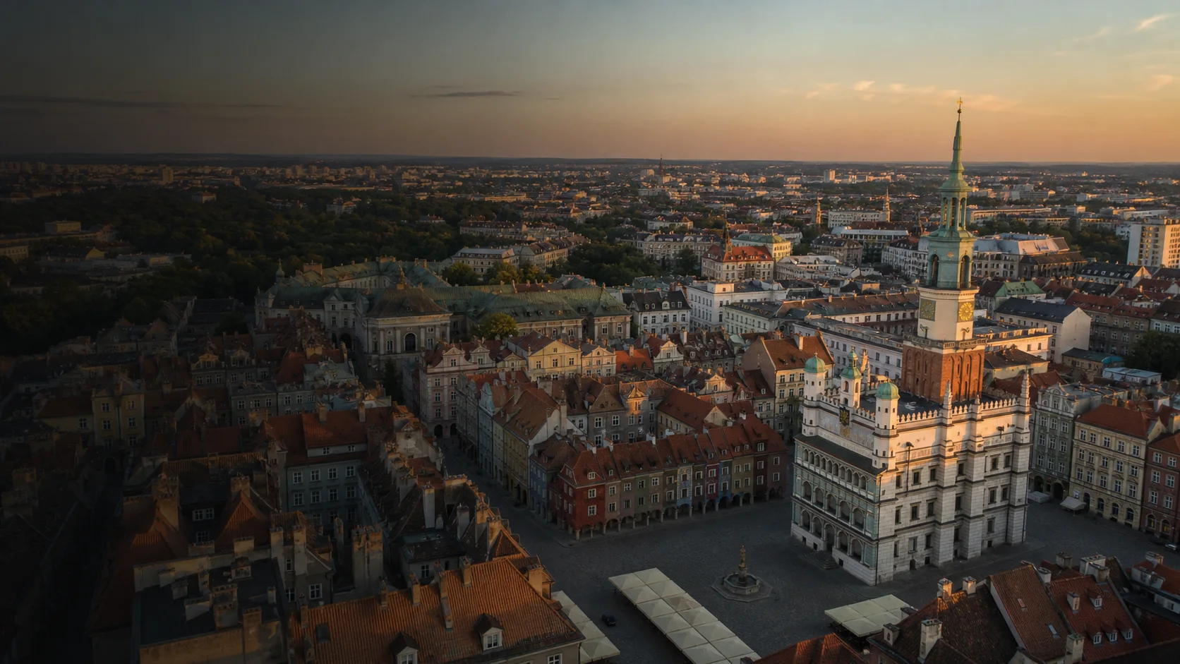 Stary Rynek w Poznaniu z lotu ptaka o zachodzie słońca